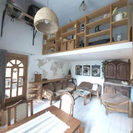 Lägenhet Unique, Homey Apartment In Central Budapest *