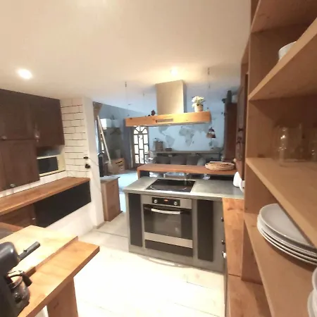 Unique, Homey With Free Parking In בודפשט
