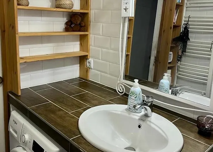 Unique, Homey With Free Parking In * 布达佩斯