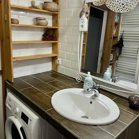 Unique, Homey With Free Parking In * 부다페스트