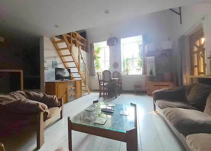 Unique, Homey With Free Parking In Apartmán