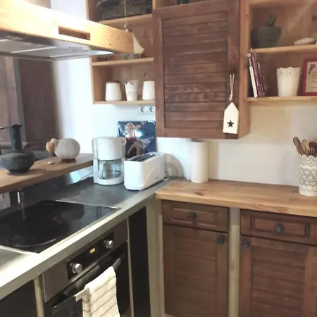 Unique, Homey With Free Parking In Apartment *